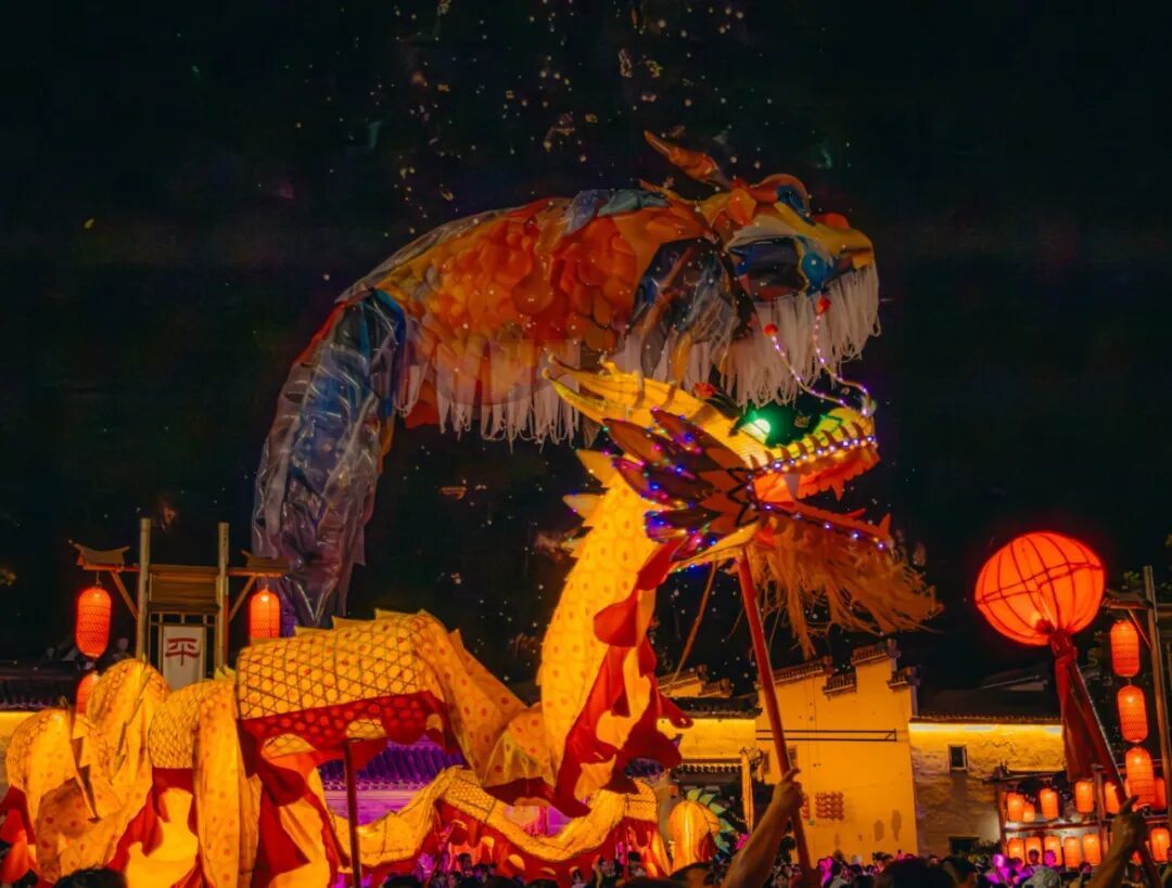 摄图网_701557551_黄山唐模景区夜间的鳌鱼飞_(企业商用).jpg