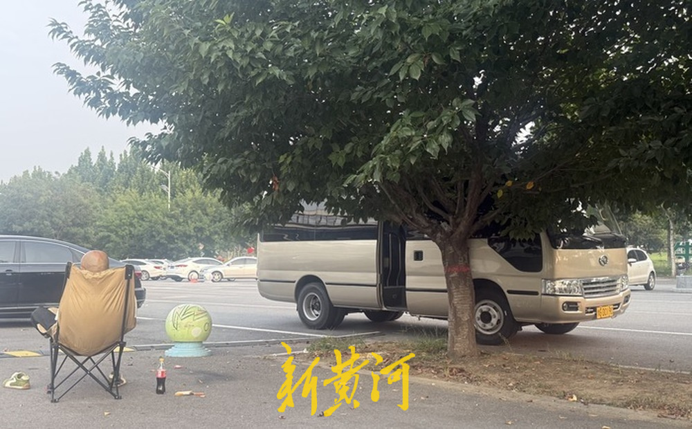 9月的一天下午,郑州行通四海短剧影业基地外仅剩一辆剧组接送车
