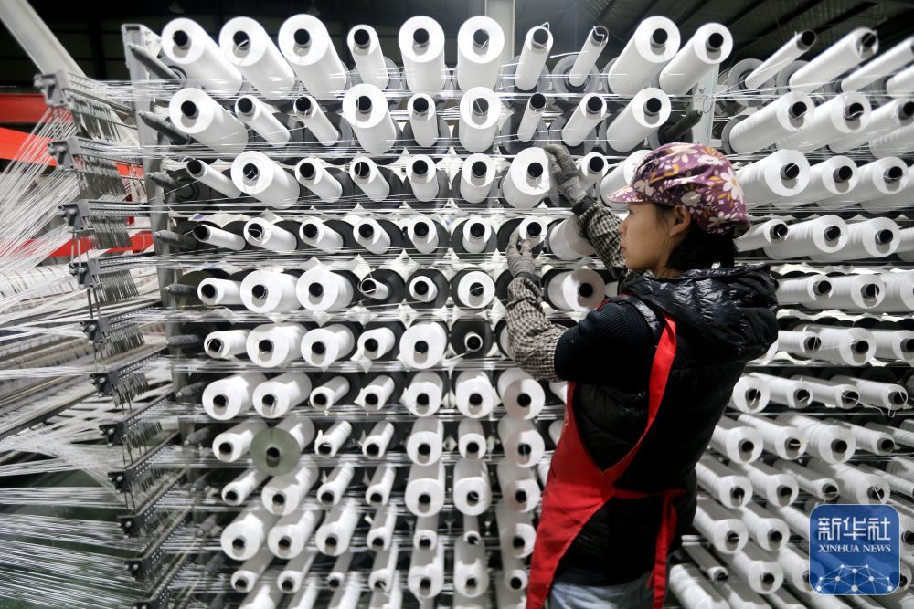 ↑ 2月24日,在江苏省连云港市连云区一家编织袋生产企业,工人忙着赶制订单产品。新华社发(王春摄)