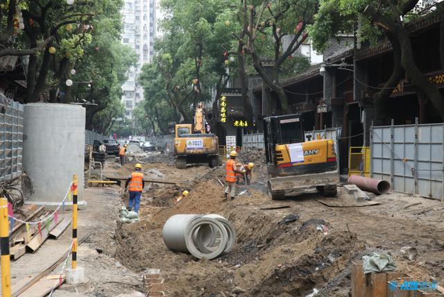 2024年5月14日，榕门路污水支管网改造施工现场看到，工人们正在进行开槽埋管施工