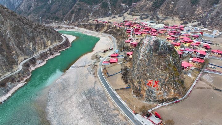 这是2026年2月8日拍摄的西藏昌都市江达县岗托村（无人机照片）。新华社记者 党黎 摄