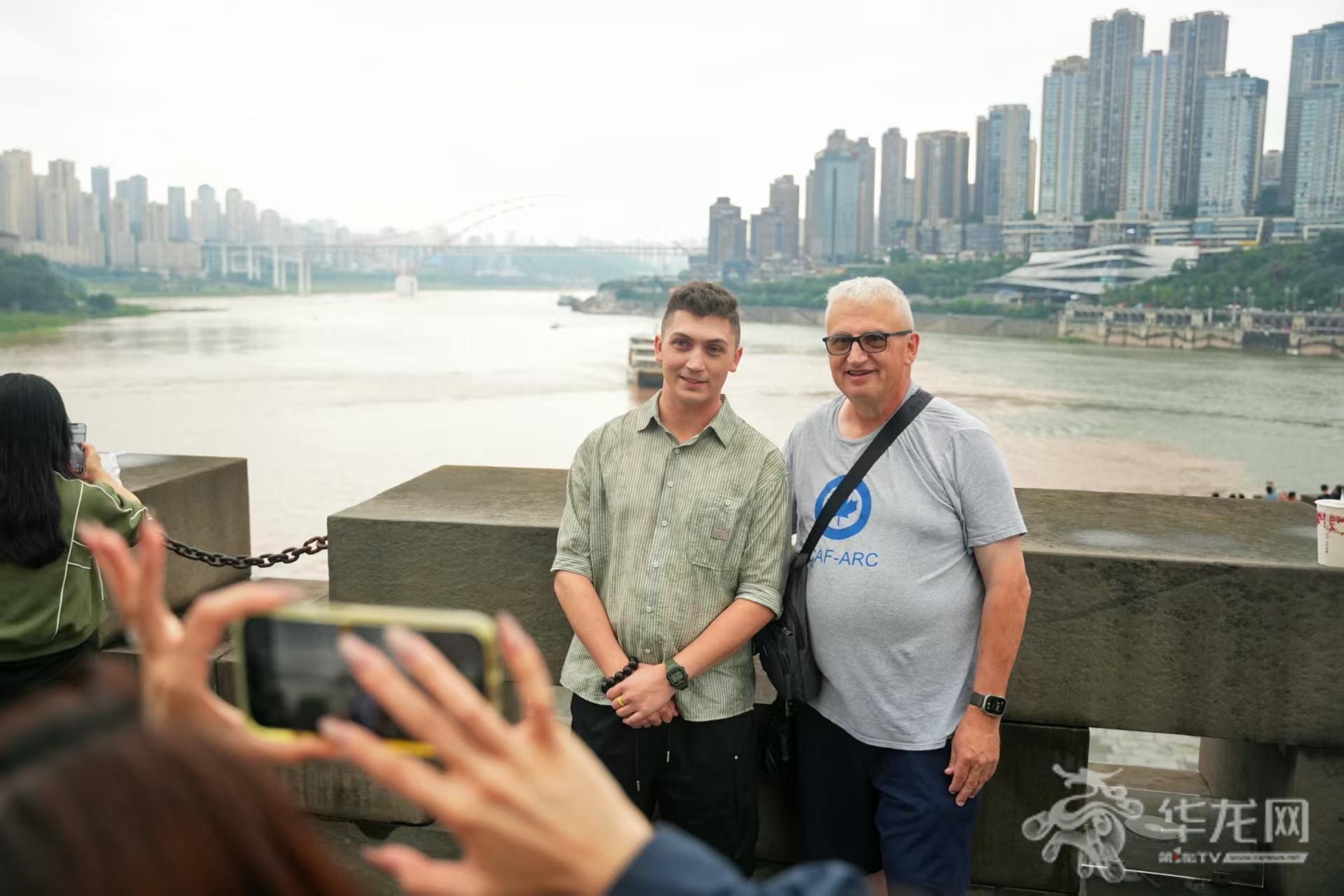 来自加拿大的国际友人打卡重庆两江交汇。第1眼TV-华龙网记者 辛飞 摄
