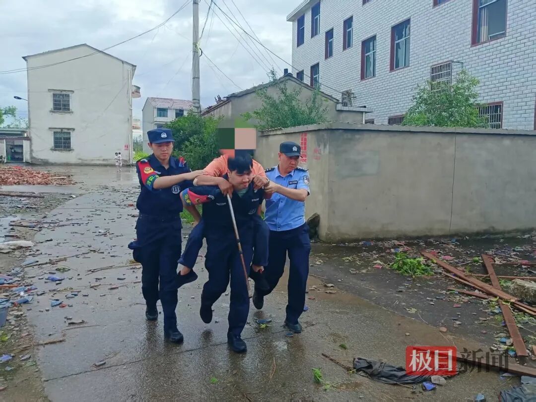 大冶市公安局民辅警将受灾房屋腿脚不方便的老人转移至安置点