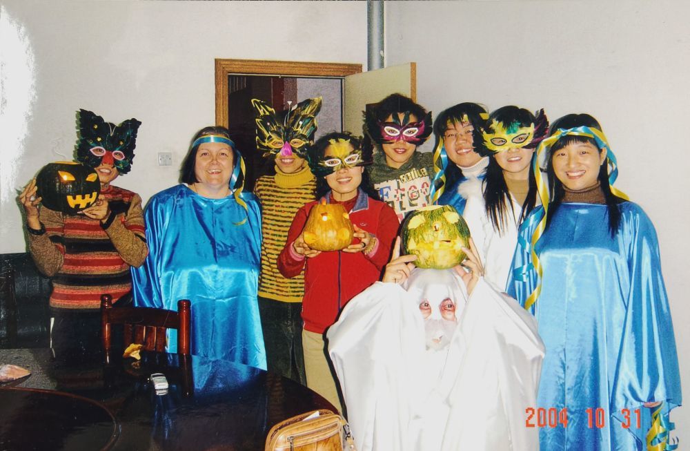2004年10月31日,池欧(左二)和学生们一起参加万圣节活动。