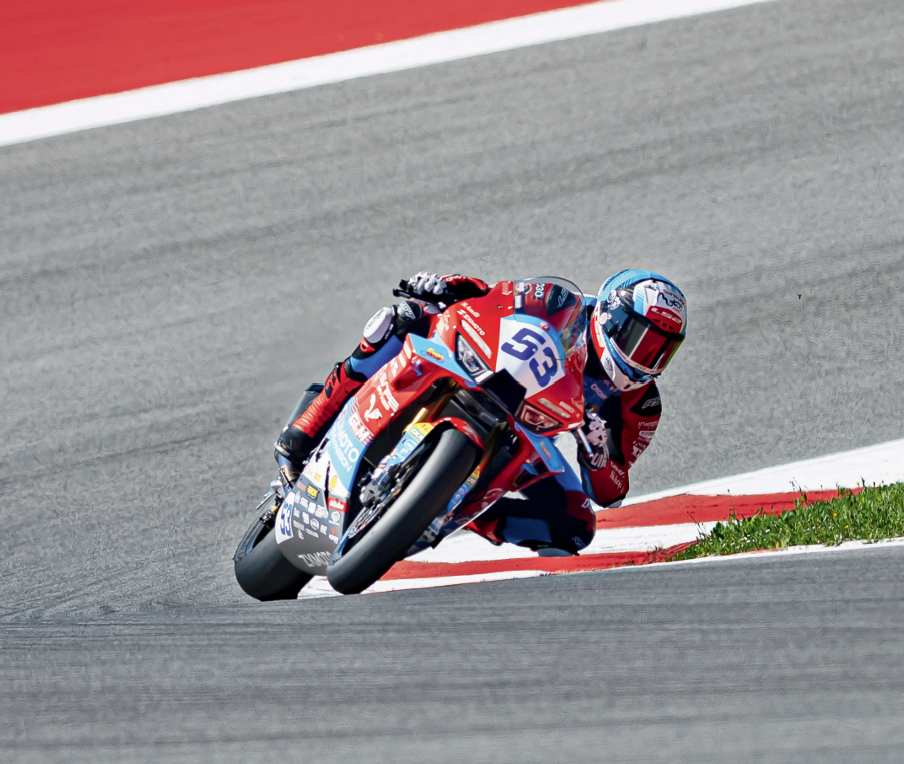 ·2026年3月29日,车手瓦伦丁·德比斯驾驶张雪机车在葡萄牙举行的世界超级摩托车锦标赛中夺冠。(新华社)