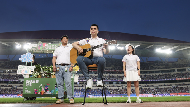 6月20日，叶泓霆在南京奥体中心球场为“苏超”弹唱表演