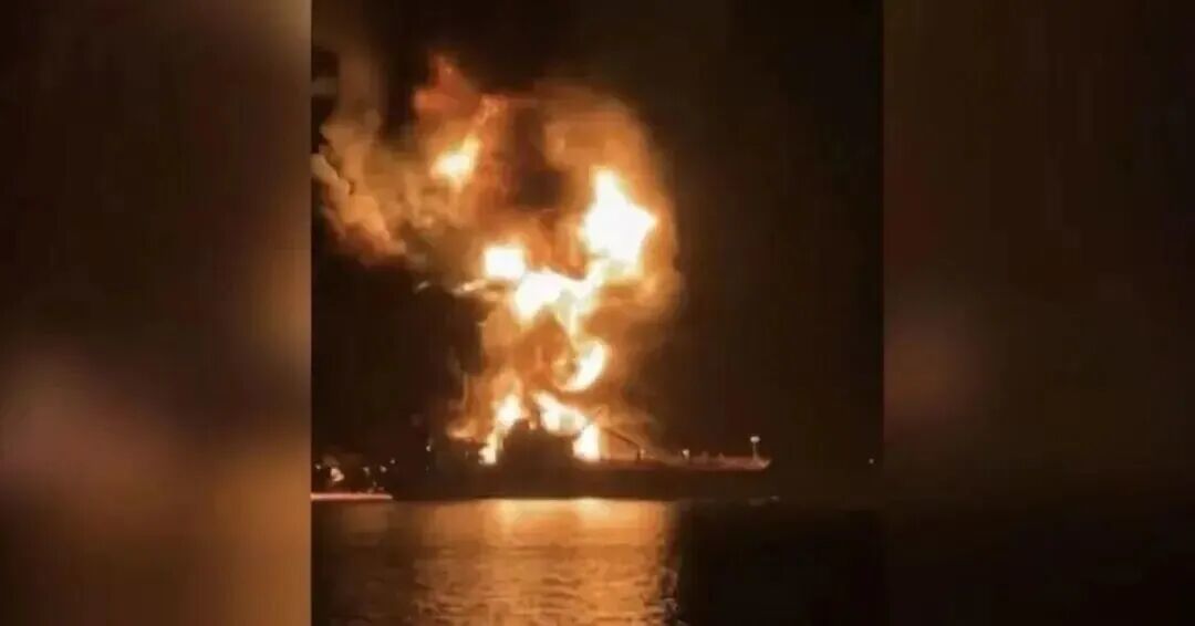 3月12日,伊朗伊斯兰革命卫队称,当天袭击了一艘美国油轮 / 图源:央视军事