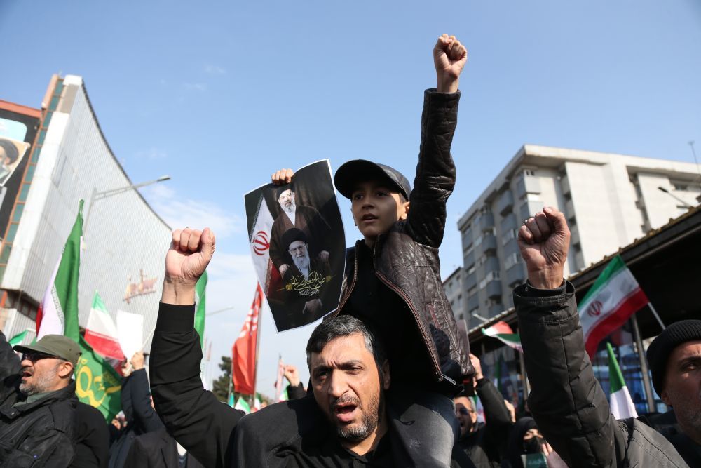 3月9日，在伊朗首都德黑兰革命广场，民众参加集会表达对伊朗新任最高领袖穆杰塔巴&middot;哈梅内伊的忠诚。