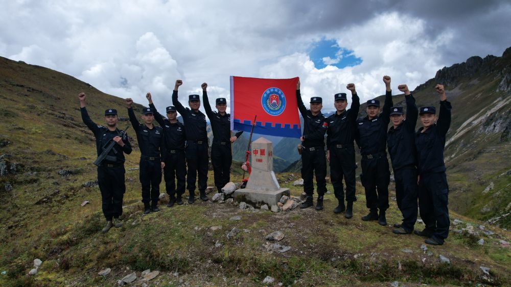 图为2025年9月，独龙江边境派出所民警抵达中缅北43号界桩后合影留念。（受访者供图）
