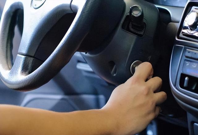 开了五年自动挡车，真的后悔没早知道：没电别傻推，老司机教你两招-有驾