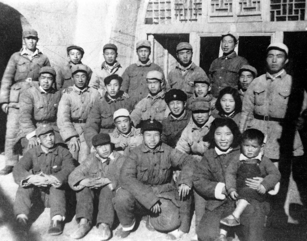 这是新华社新闻台部分人员合影,其中后二排右一为张连生(资料照片)。新华社发