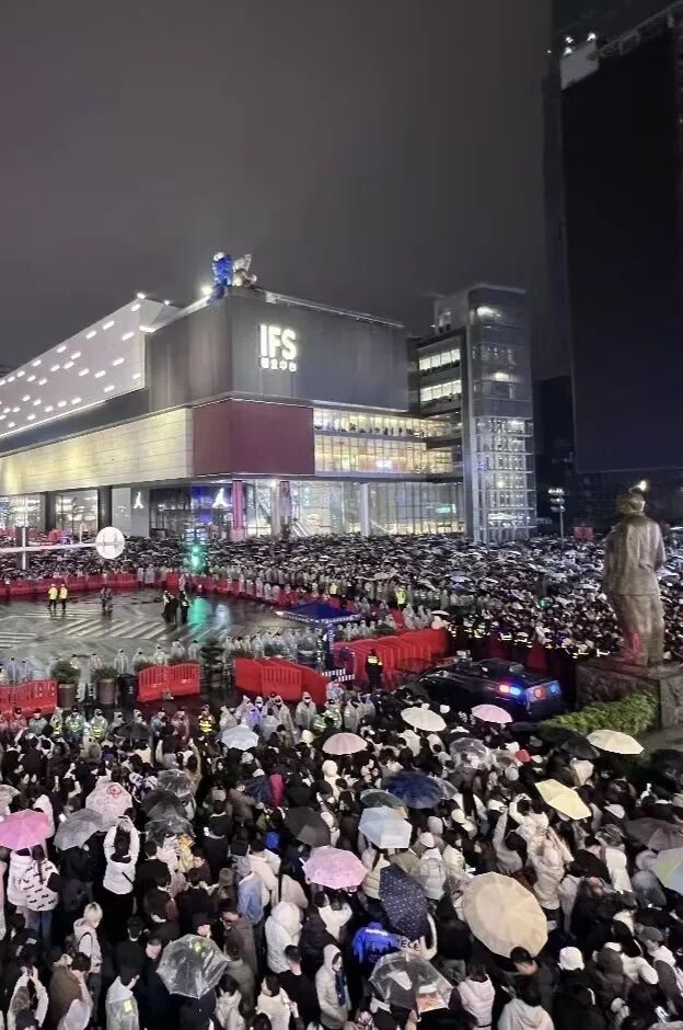 1月1日零时,长沙市黄兴南路步行街司门口,市民和游客共同迎接新年的到来。文旅湖南 图