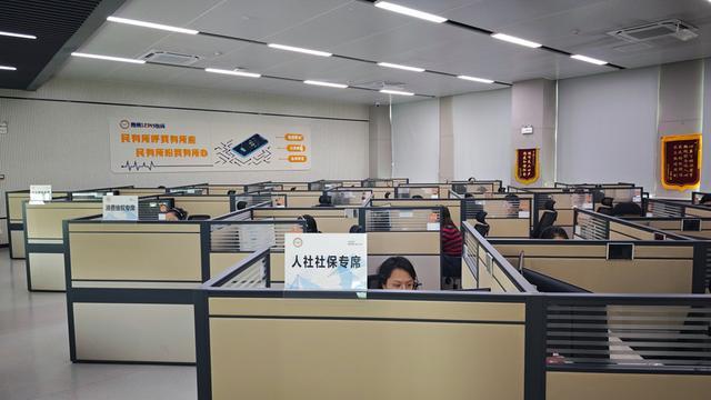 国庆假期，“惠民速办”业务员坚守岗位。资料图片
