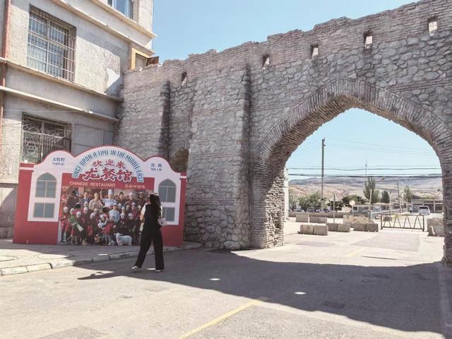 石炭井工业文旅影视小镇街道一角。