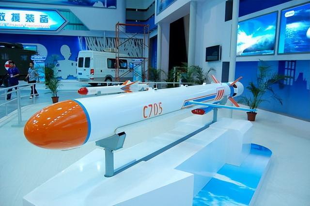 ▲在珠海航展上进行展示的C-705反舰导弹