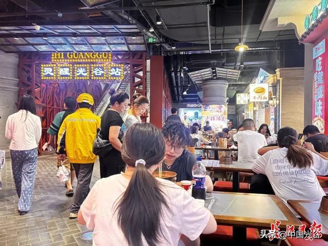 在光谷大悦城，午餐时间难寻空位
