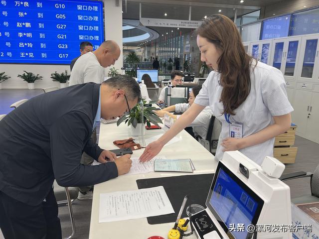 9月30日,购房者在市民之家行政服务中心办理不动产权证。
