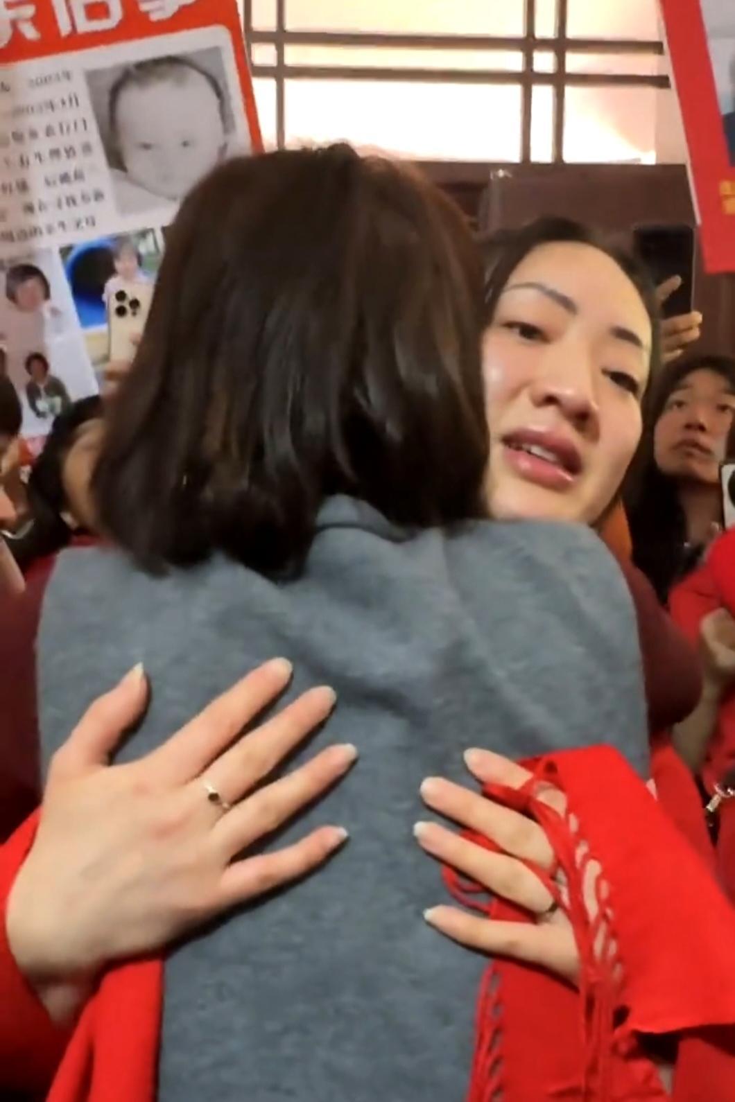 ▲洪杨丽和母亲拥抱,泪如雨下