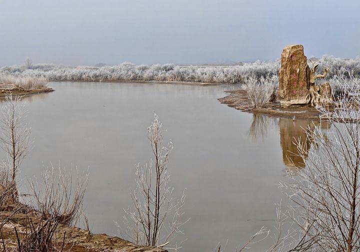 大同御河与桑干河交汇口早春清晨景观。（新华每日电讯记者王皓摄）