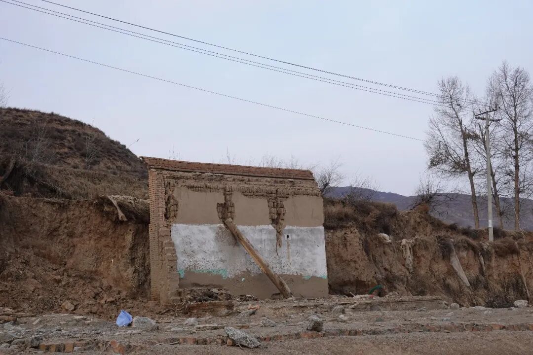 山洪后,榆中县马莲滩村五社一家房屋只剩一堵墙