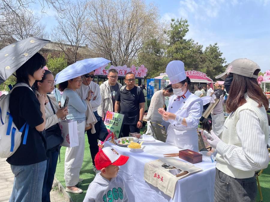 德发长饺子制作技艺传承人在“2026老字号春光好食节”中包饺子。新华社发