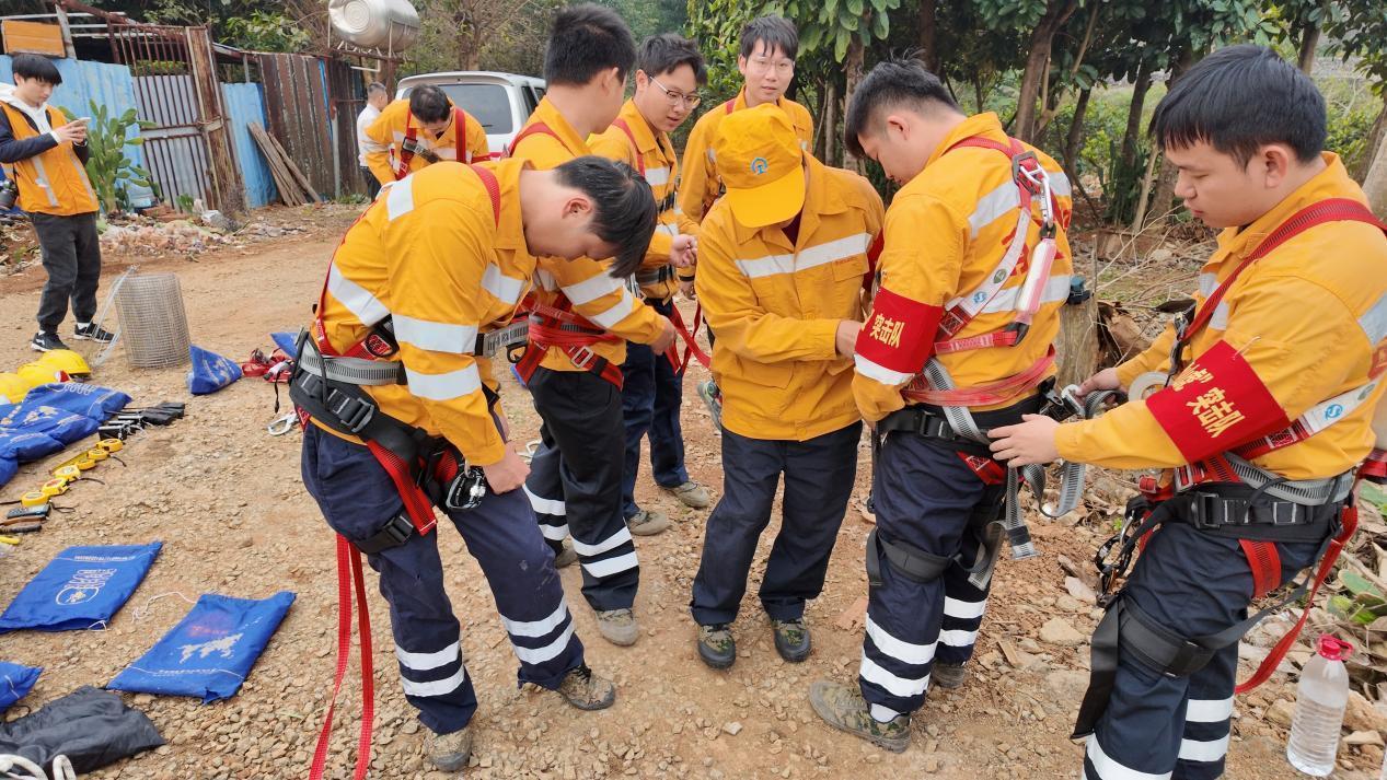 “爬山虎”突击队队员穿戴安全绳和安全帽