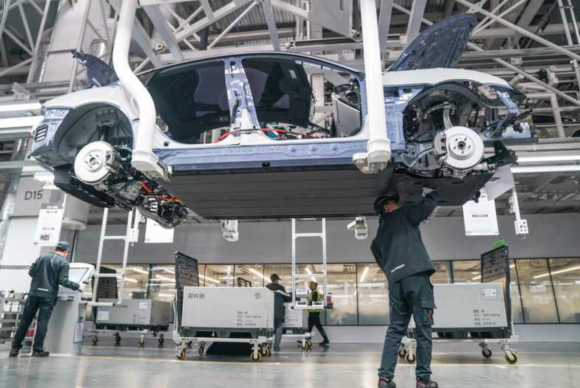 位于北京的小米汽车工厂内。新华社发