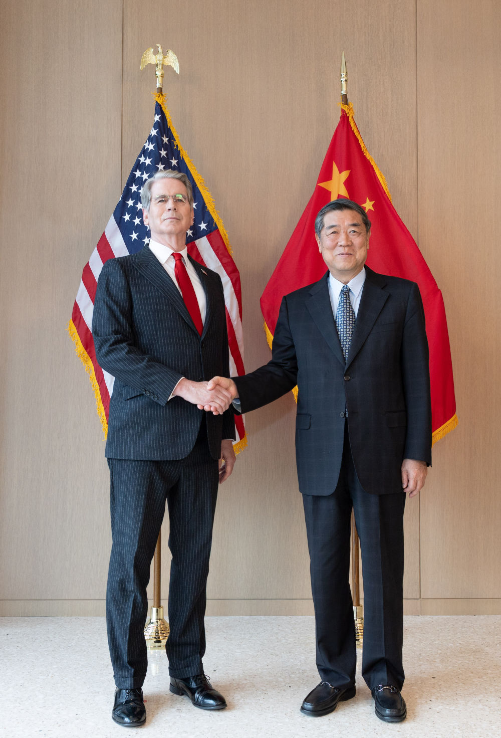 当地时间9月20日上午，中美两国经贸团队在美国纽约开始举行中美经贸磋商。这是9月20日磋商前，中共中央政治局委员、国务院副总理何立峰与美国财政部长贝森特握手。