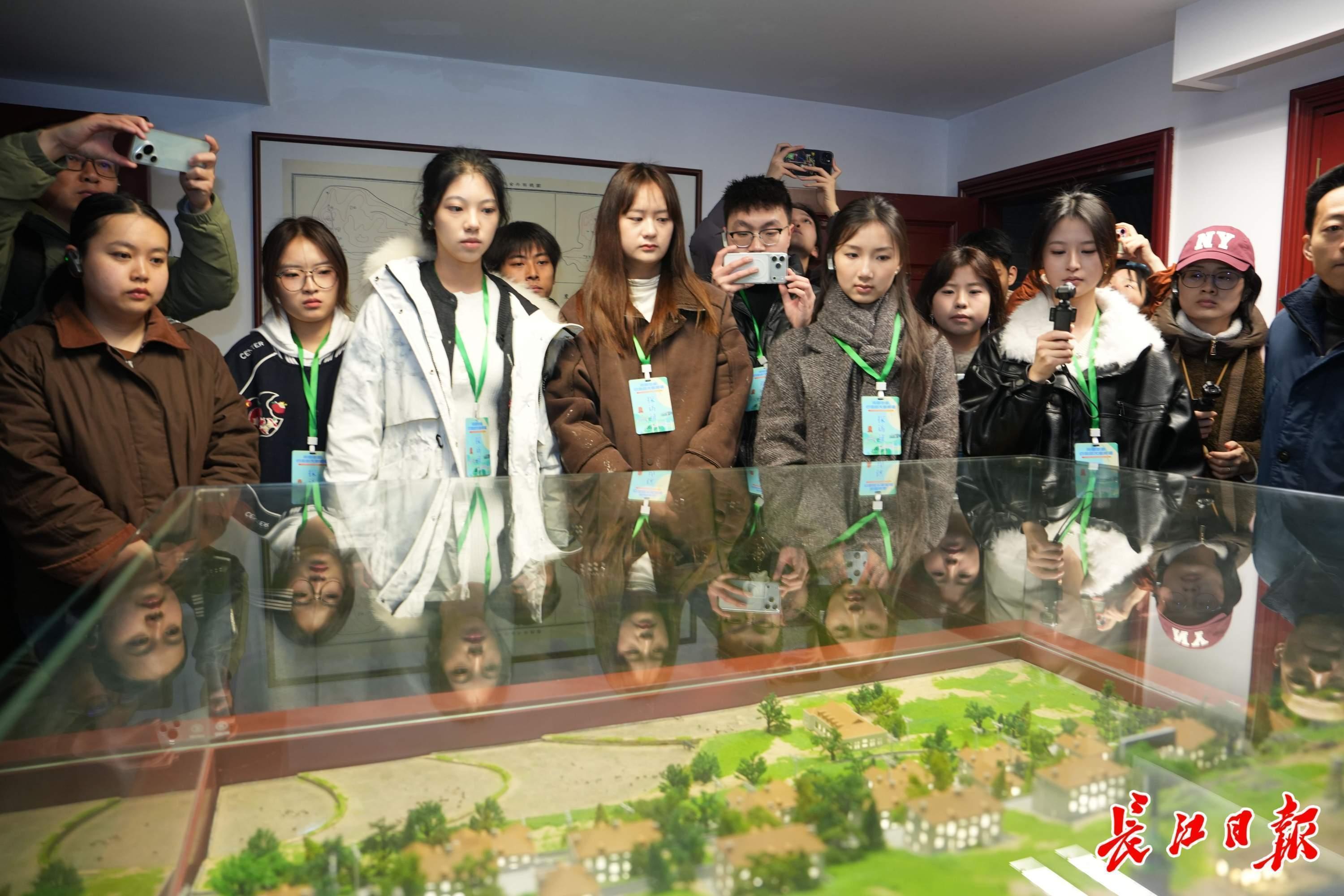 2026全国大学生社会实践团在周恩来旧居参观“珞珈山十八栋”模型。 记者彭年 摄