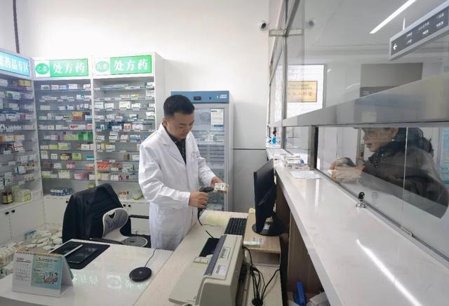图为海兰社区卫生服务中心药房工作人员通过扫码核验药品信息,规范药品销售流程,为群众提供便捷购药服务。