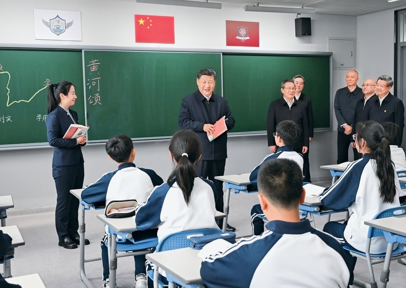2026年3月23日,中共中央总书记、国家主席、中央军委主席习近平在河北雄安新区考察,并主持召开深入推进雄安新区高质量建设和发展座谈会。这是23日上午,习近平在北京四中雄安校区考察时,走进教室同师生亲切交谈。 新华社记者 谢环驰/摄