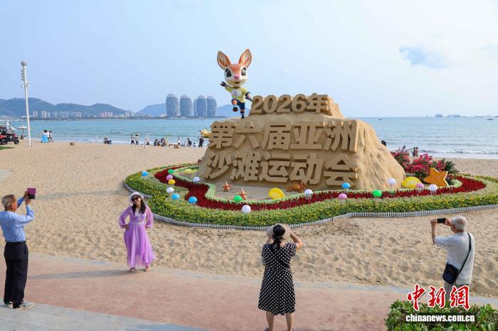 图为4月20日，第六届亚洲沙滩运动会的宣传标识与主题景观亮相三亚街头，盛会氛围浓厚。中新社记者 骆云飞 摄