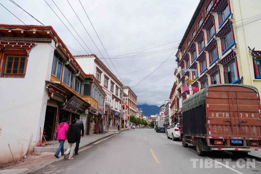 毛易家门口街景