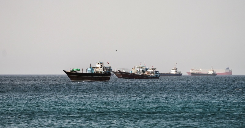 当地时间5月15日，阿曼穆桑代姆，霍尔木兹海峡船只航行景象。 IC Photo