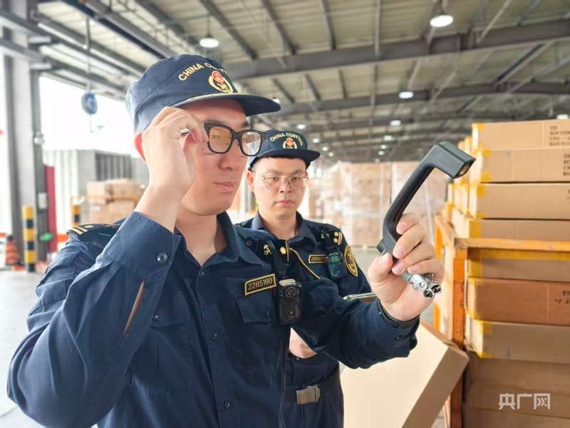 上海海关关员使用AR眼镜和查验助手识别货物(央广网发 吕良剑 摄)