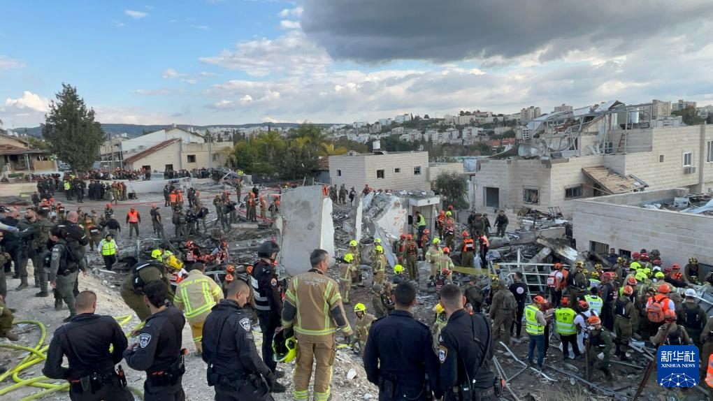 伊朗说对美以发起新攻势,耶路撒冷周边城市有多人死伤。图为3月1日,救援人员在耶路撒冷西部城镇贝特谢梅什的导弹袭击现场工作。 新华社