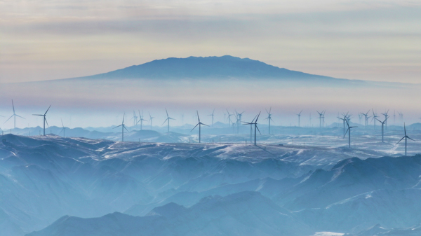 2026年1月2日,俯瞰位于宁夏回族自治区青铜峡市牛首山风力发电场,一组组风力发电机屹立在山巅之上,源源不断地输送绿色能源。 IC photo