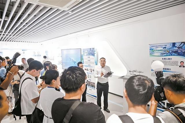 在高校区域技术转移转化中心(福建),华侨大学的项目负责人介绍新型材料太阳能板。