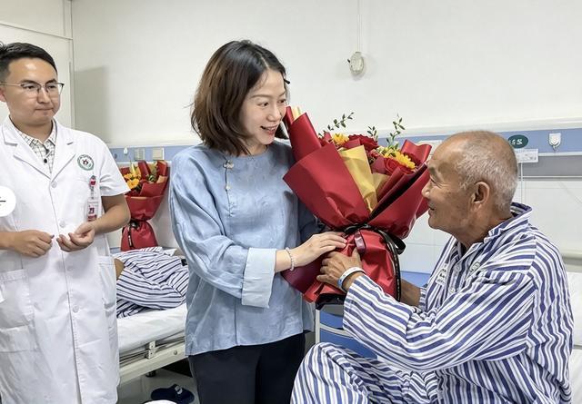 翁帆在给病东说念主送花