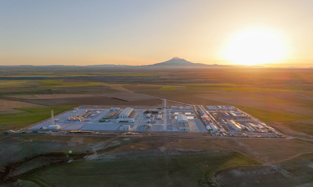 这是2月16日拍摄的土耳其阿克萨拉伊省图兹湖地下天然气储库扩建项目二期工程现场(无人机照片)。新华社记者刘磊摄