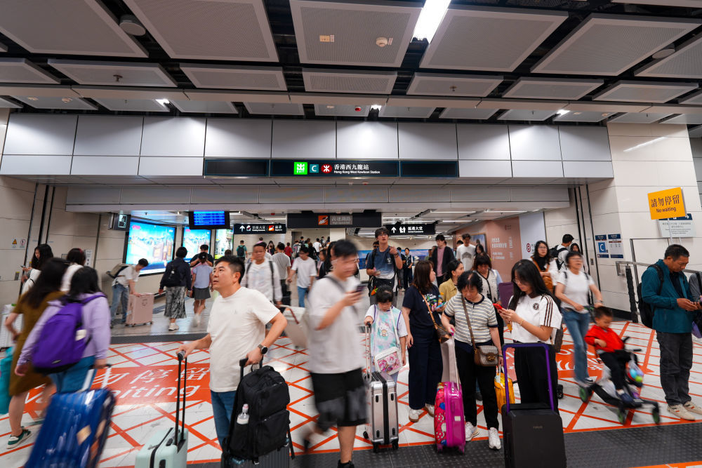 5月1日，旅客抵达香港西九龙站。新华社记者 朱炜 摄