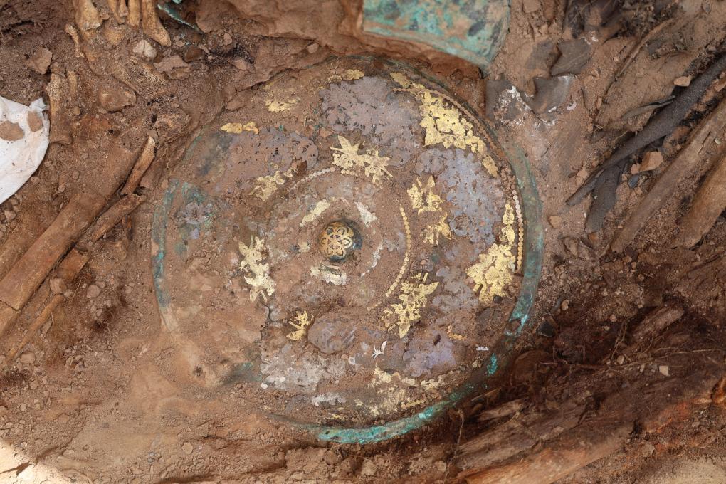 这是吐鲁番市巴达木东晋唐时期墓群出土的金银平脱花鸟纹铜镜（资料照片）。新华社 发