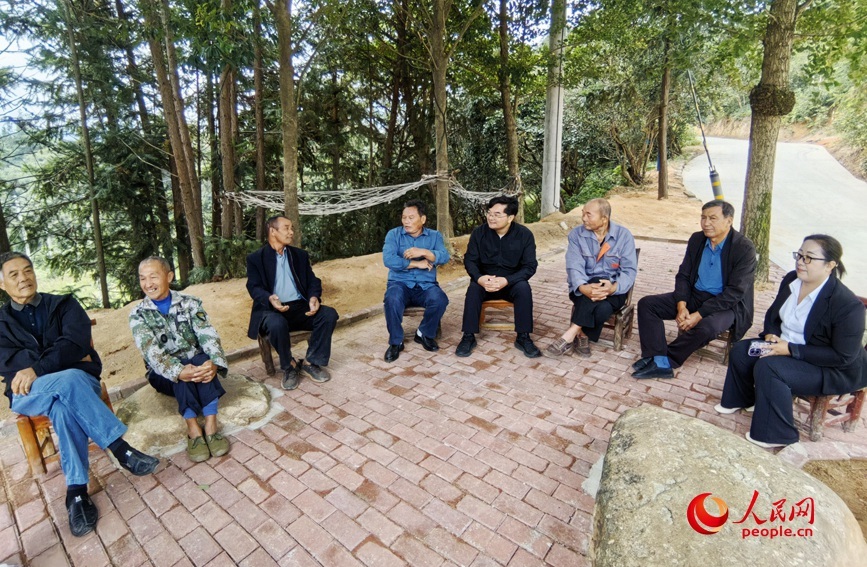 村民在板凳会上畅所欲言。人民网记者 辛静摄