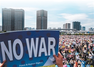 5月3日，日本东京民众举行“2026年大宪法集会”，举着写有“反对战争”“停止修宪 停止军事扩张”的标语牌，反对修宪扩军。　　菲利普&middot;方摄（影像中国）