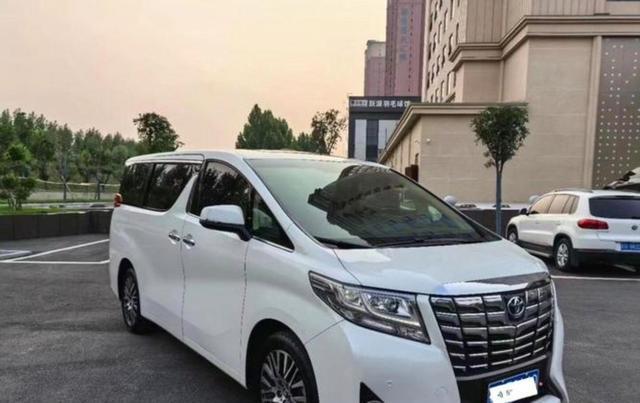 从加价30万到优惠4万,丰田埃尔法两年价格大变动,91.9万尊贵黄金版现降至87.9万,国产MPV崛起逼迫老牌日系硬撑竞争格局转变-有驾