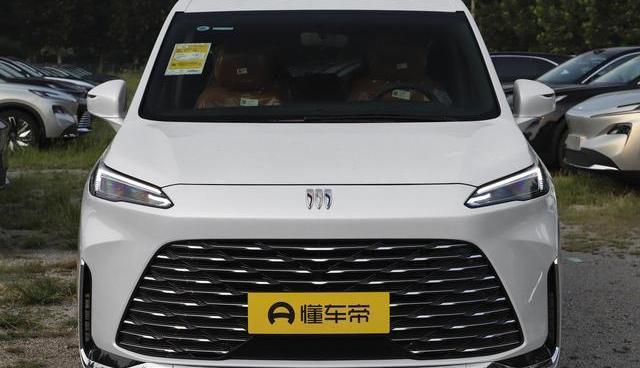 之前我一直开一台紧凑级 SUV，单身的时候用着挺顺手，通勤代步、周末出游都能应付-有驾