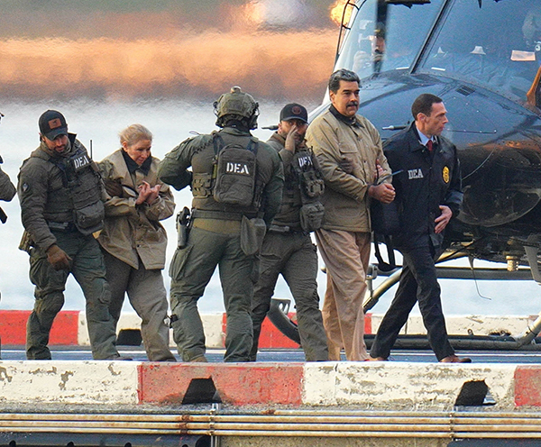 5日,马杜罗夫妇被美军押往纽约联邦法庭受审 东方IC