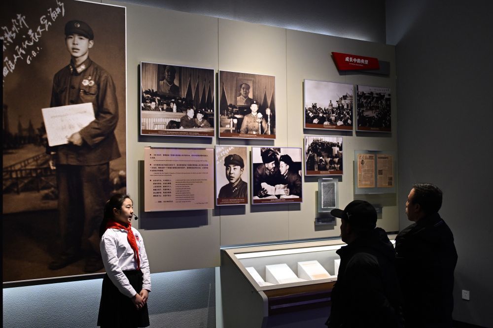 2024年2月29日,小讲解员在辽宁抚顺雷锋纪念馆为观众讲解雷锋事迹。