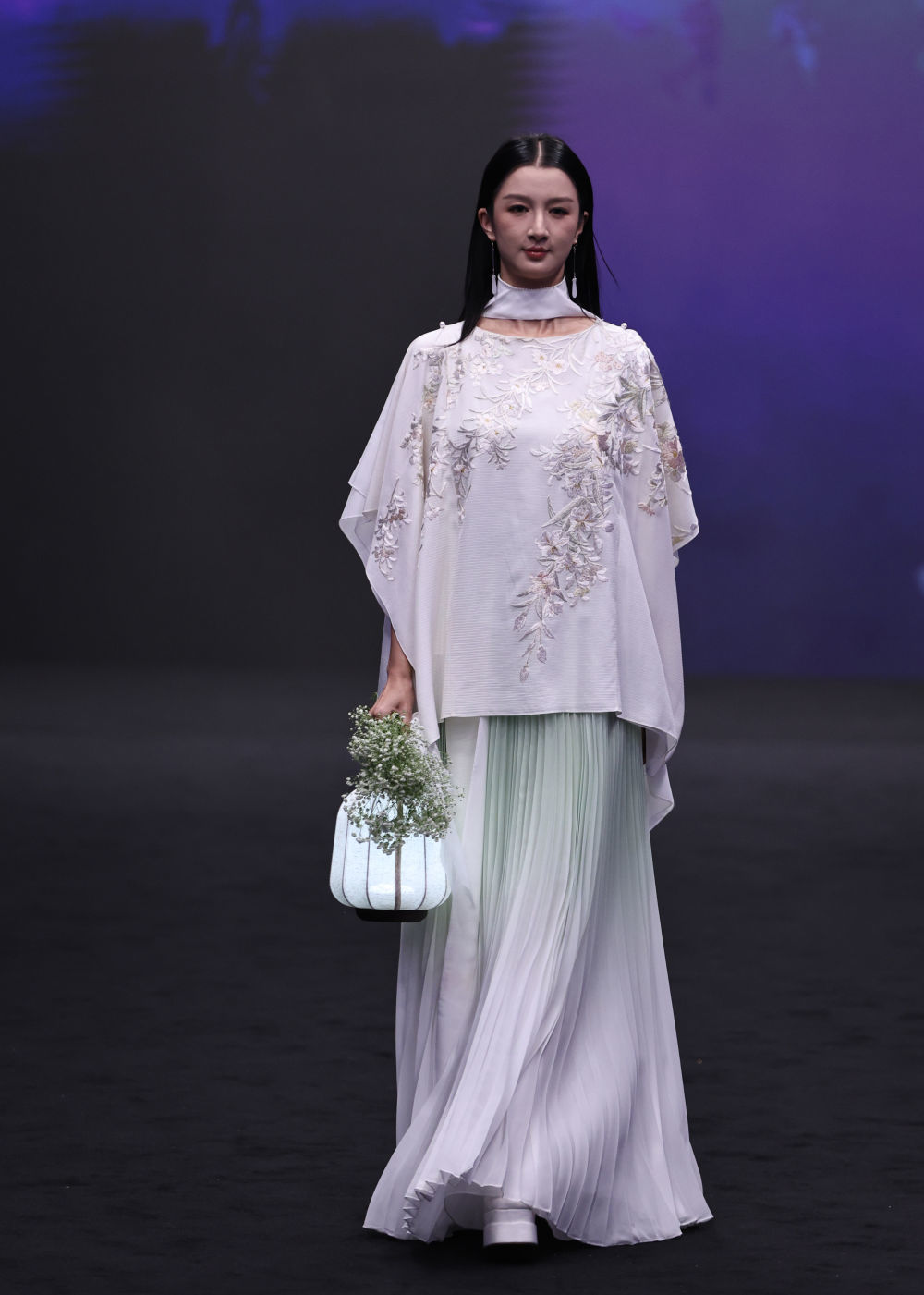2025年10月15日，模特在2026春夏上海时装周东方&middot;新中式秀上展示盖娅传说品牌时装。新华社记者方喆 摄