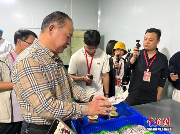 企业负责人介绍牛羊肉产品。李琪梁 摄
